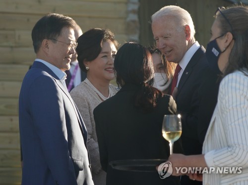 환담하는 문 대통령과 바이든 미국 대통령