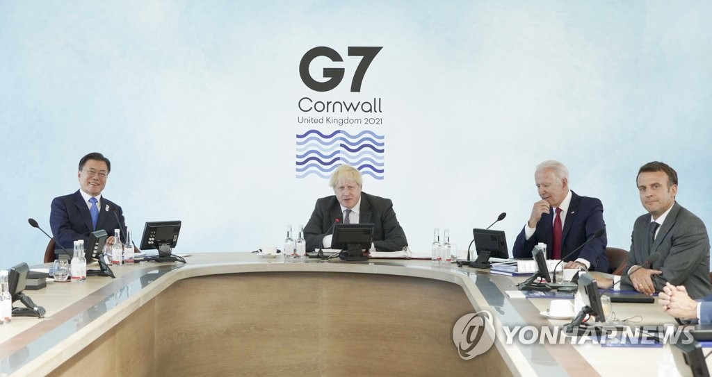 G7で討議に臨む文大統領 G7で討議に臨む文大統領