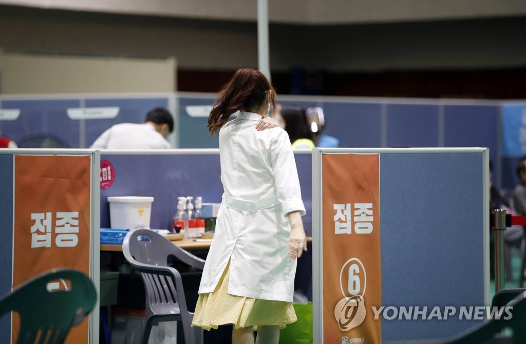"피로 풀 새도 없이" 백신 접종하는 보건소 의료진