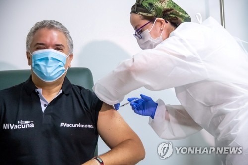 화이자 코로나19 백신 접종받는 두케 콜롬비아 대통령