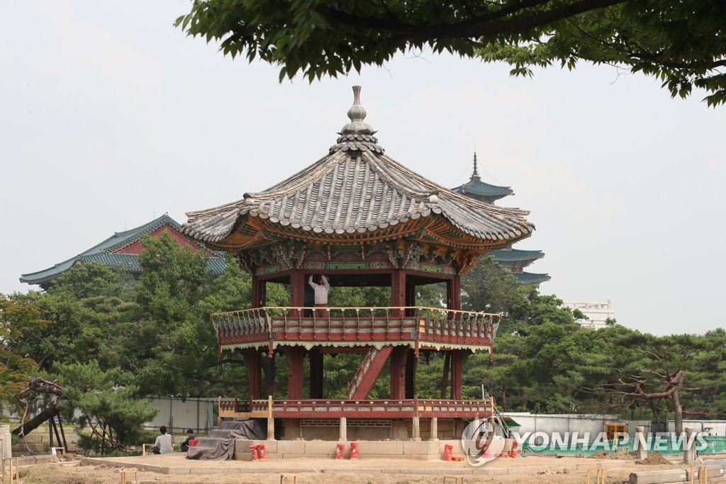 막바지 보수 공사 한창인 경복궁 향원정