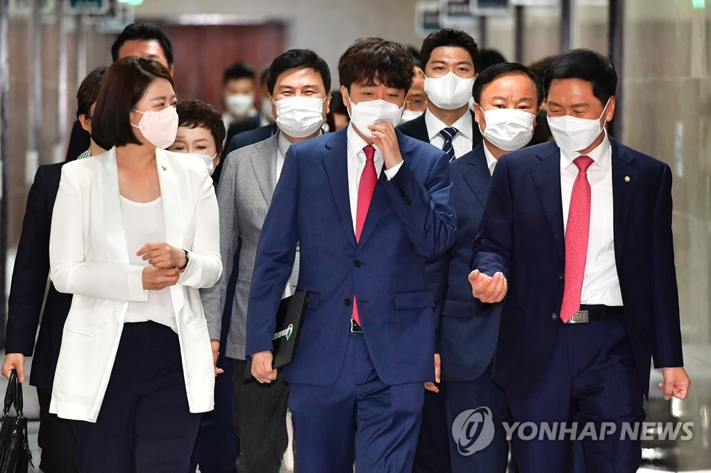 최고위원회의 입장하는 국민의힘 지도부