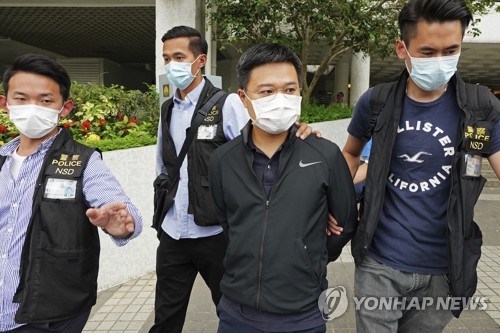 경찰에 연행되는 홍콩 반중매체 빈과일보 편집장