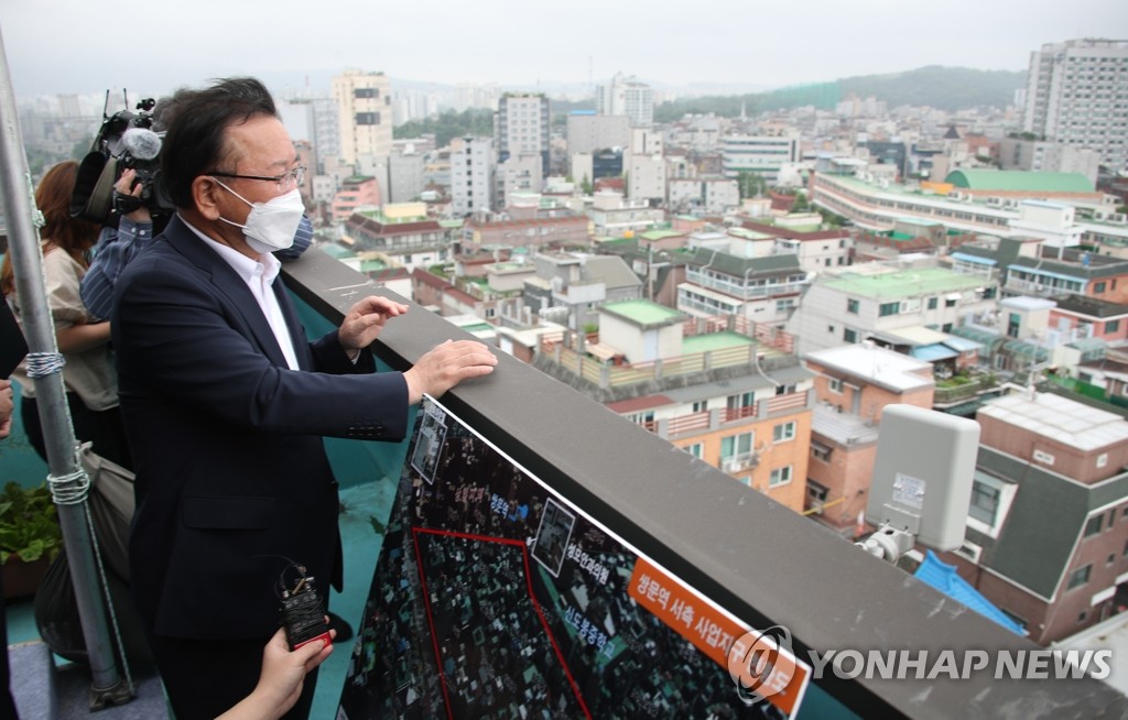Prime minister visits site for public housing Prime minister visits site for public housing