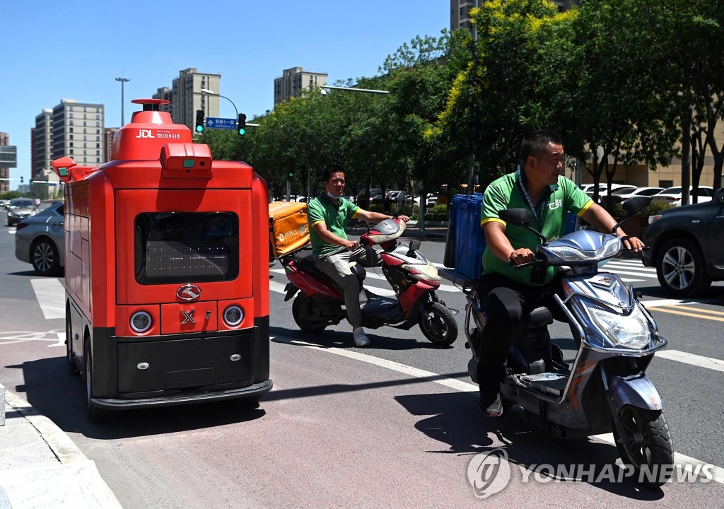 베이징 시내 주행하는 징둥 그룹의 무인 택배 차량