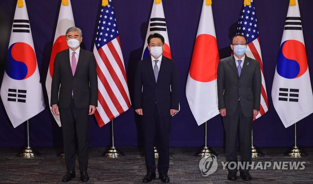 (From L to R) U.S. Special Representative for North Korea Sung Kim stands side by side with his South Korean and Japanese counterparts -- Noh Kyu-duk and Takehiro Funakoshi -- at the start of their trilateral talks on efforts to denuclearize Pyongyang at the Lotte Hotel in central Seoul in this pool photo on June 21, 2021. (Yonhap) 
