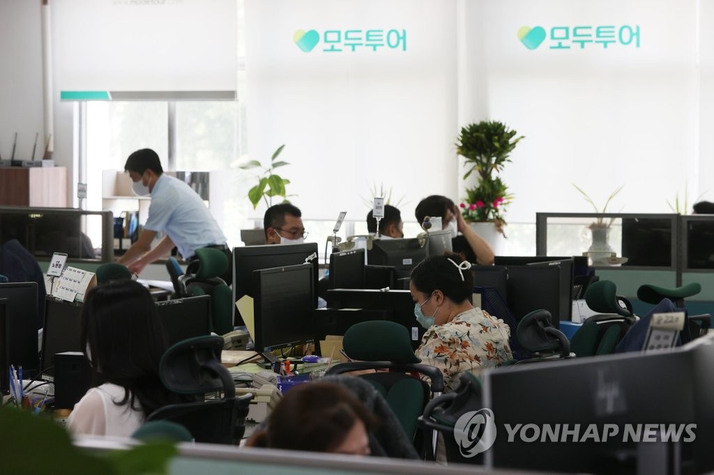 Employees work at a Mode Tour office in central Seoul on June 21, 2021, as an accelerating vaccination drive raises hopes of overseas travel to countries such as Guam, Saipan and Taiwan later this year. (Yonhap)