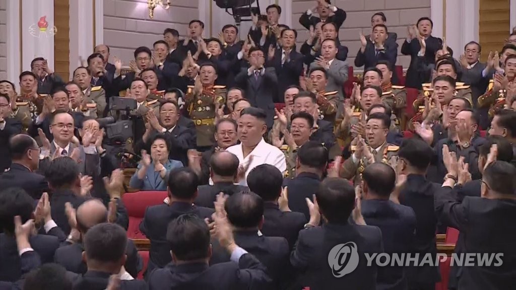 김정은을 향한 박수갈채…북한 국무위원회 연주단 공연
