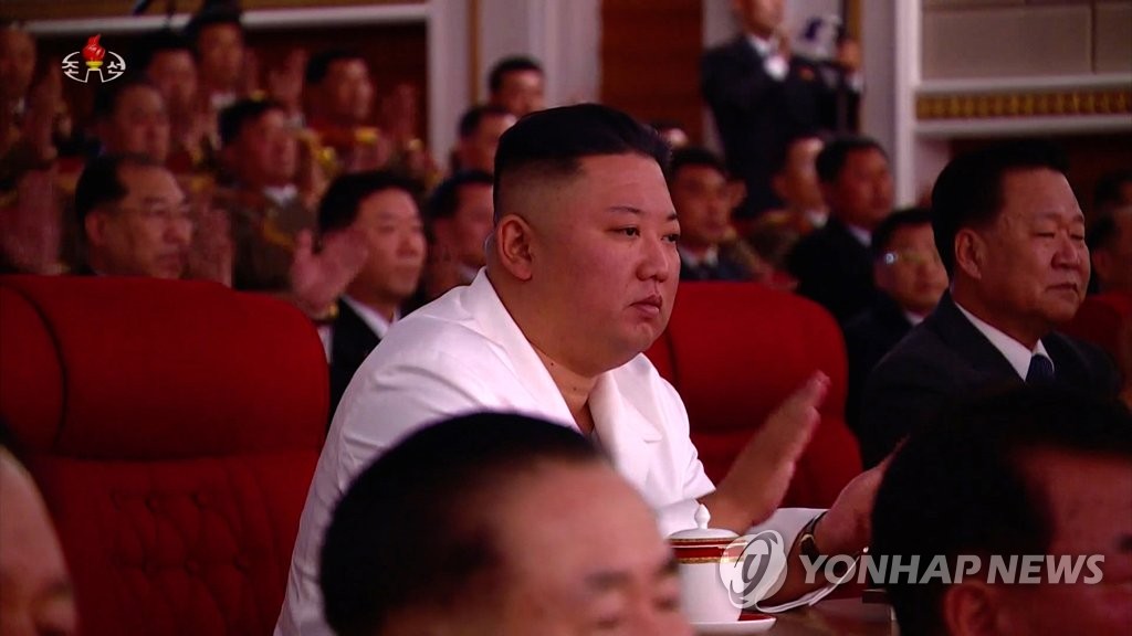 El líder norcoreano observa una actuación El líder norcoreano observa una actuación