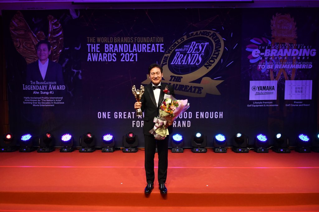Actor Ahn wins brand award Actor Ahn wins brand award