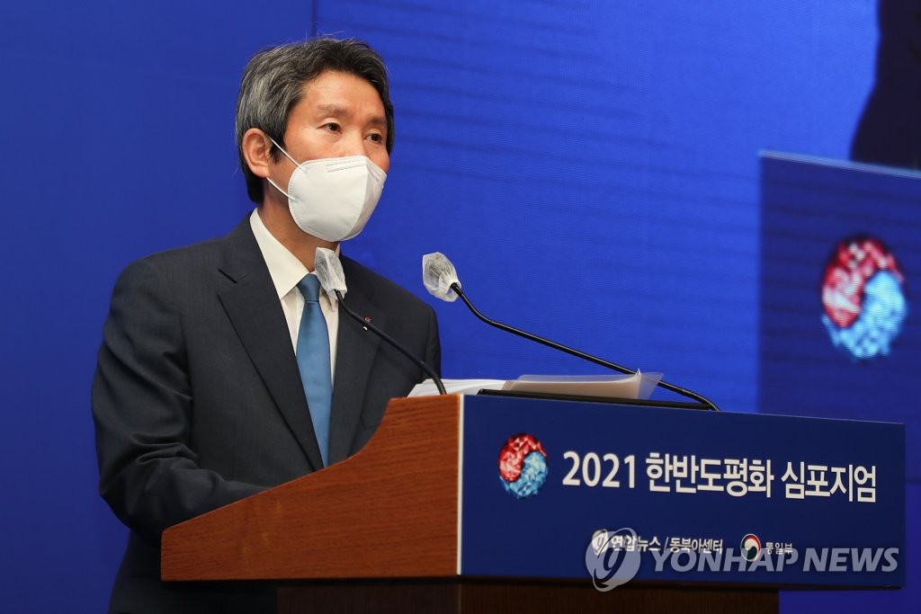 Le ministre de l'Unification, Lee In-young, s'exprime lors du forum annuel de la paix sur la péninsule coréenne 2021 co-organisé par son bureau et l'agence de presse Yonhap dans le centre de Séoul, le 25 juin 2021.