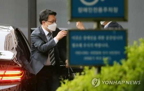 차에서 내리는 김진욱 공수처장