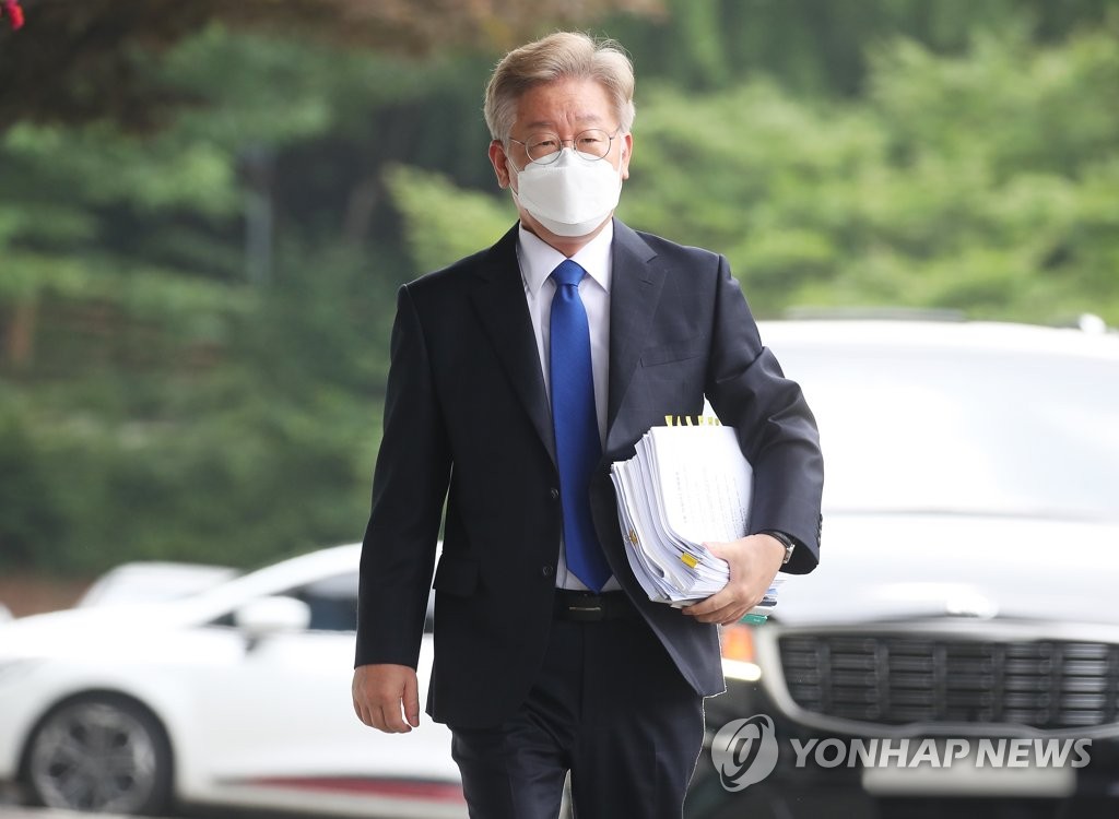 출근하는 이재명 경기도지사