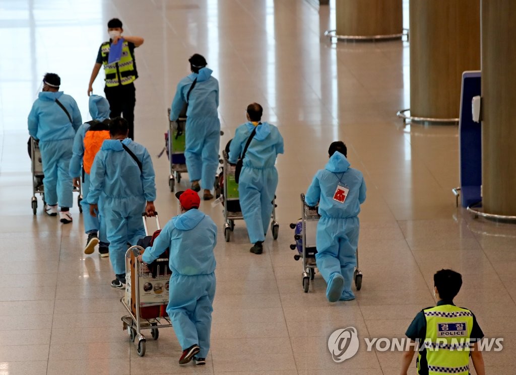 한국 도착한 인도발 비행기 탑승자들
