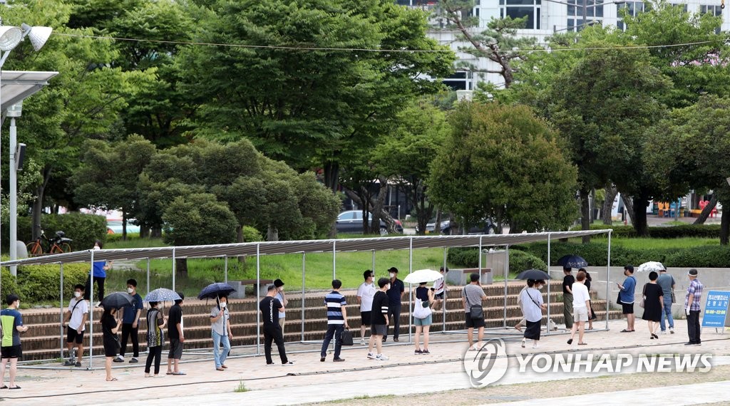 폭염 속 선별진료소 대기 줄