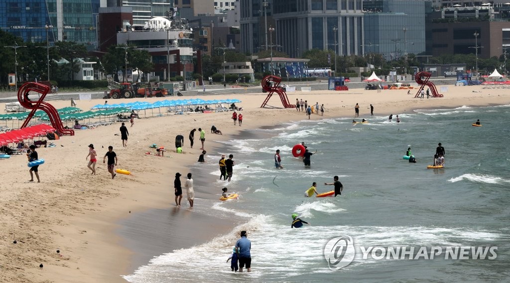 부산 폭염주의보, 더위 피하는 시민들
