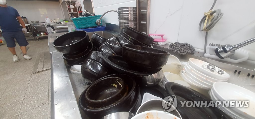 지난 7월 12일 춘천 단수에 수북이 쌓인 음식점 그릇