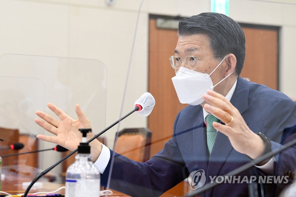 가상자산업 법안 관련 질의에 답변하는 은성수 금융위원장