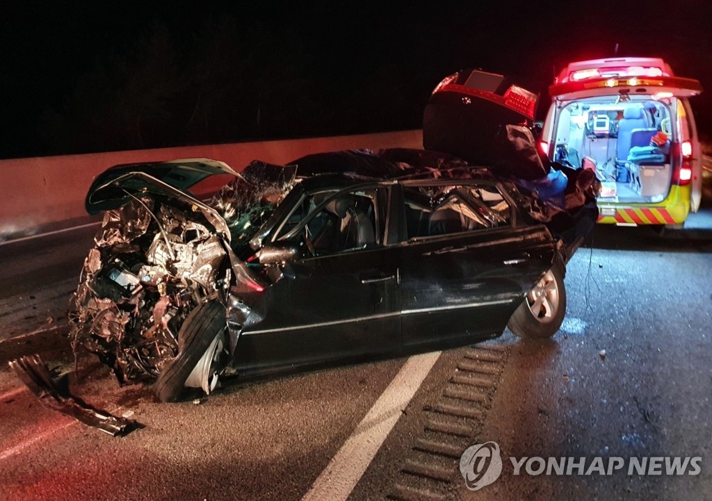 호남고속도로 옥과나들목 인근 하행선에서 차량 5대 연쇄 추돌