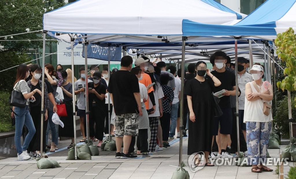 13일째 네자릿수 기록한 신규 확진자 수