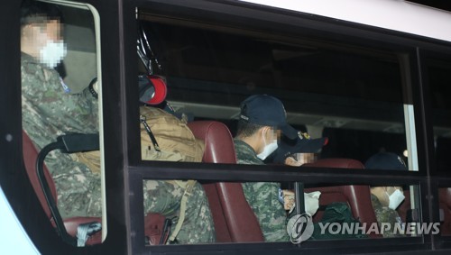 생활센터 들어가는 청해부대 장병 태운 버스