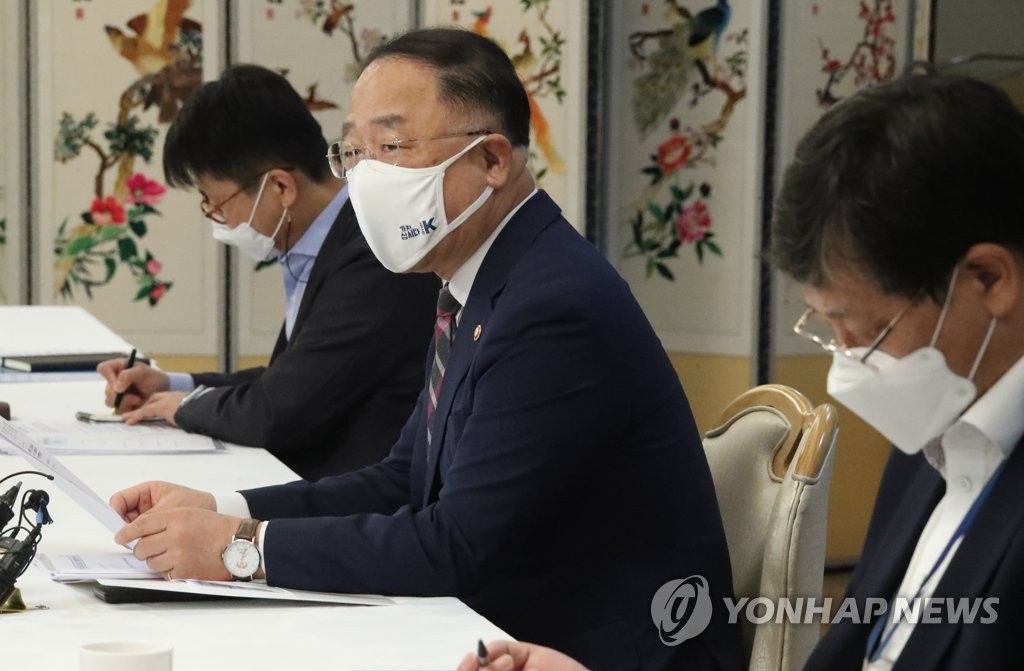 부동산시장 점검 관계장관회의에서 발언하는 홍남기 부총리