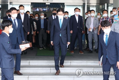 도청 나서는 김경수 경남지사