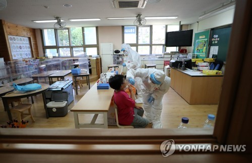 학교에 마련된 임시 선별검사소