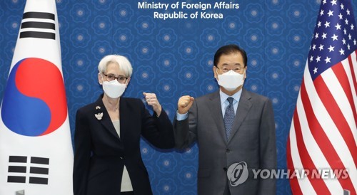 팔꿈치 인사하는 정의용 외교부 장관과 셔먼 미 국무부 부장관,