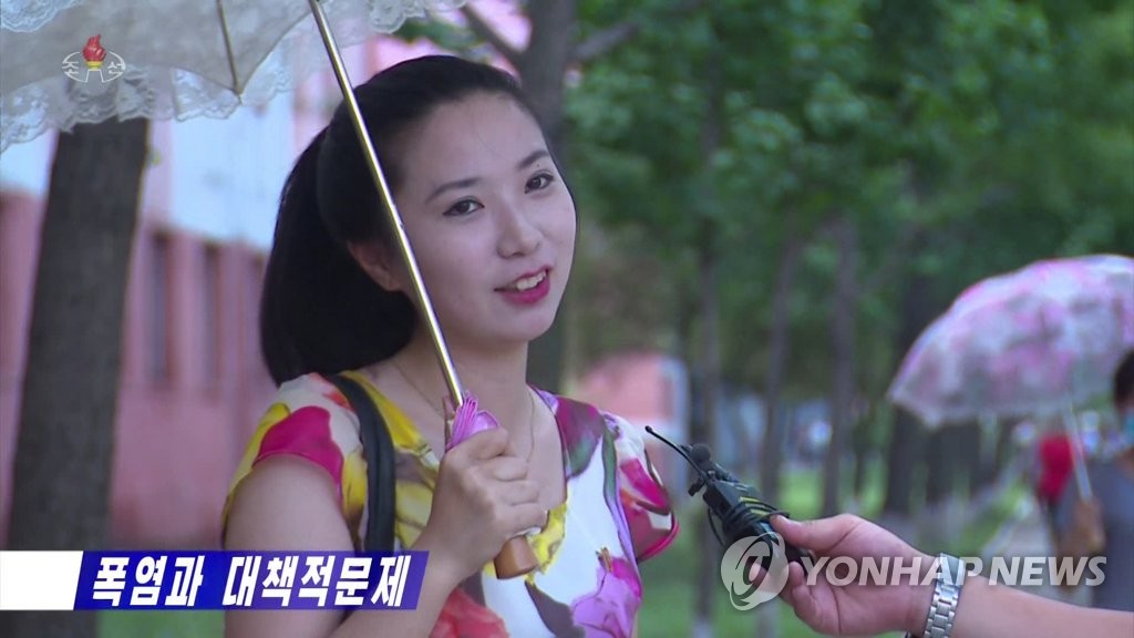 북한 고온중급경보 발령…폭염에 양산 들고 인터뷰하는 평양시민