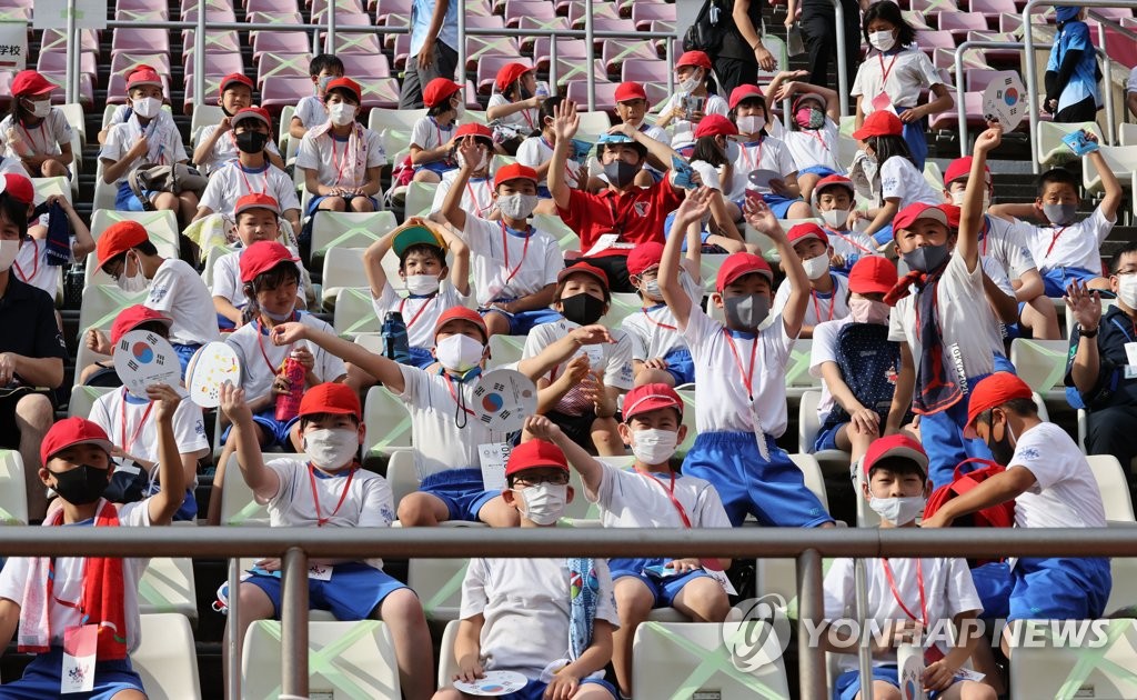 Japanese students cheer S. Korean squad Japanese students cheer S. Korean squad