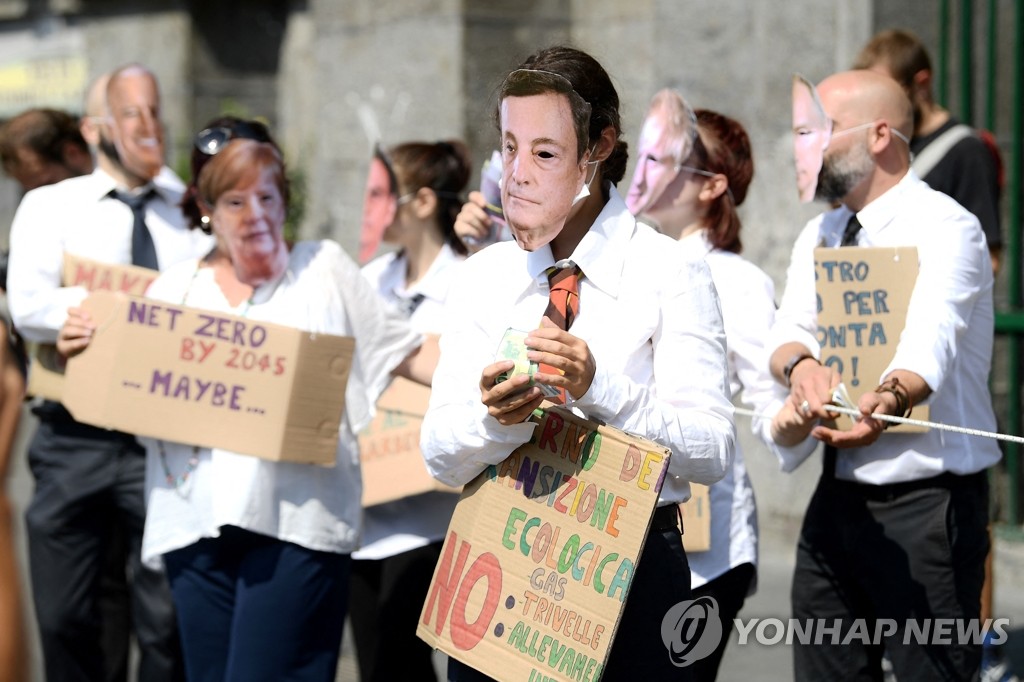 나폴리 G20 환경장관 회의 항의하는 활동가들