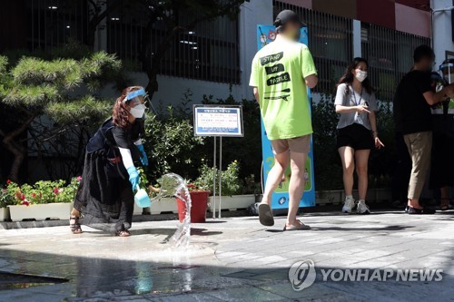 폭염과도 싸우는 선별진료소