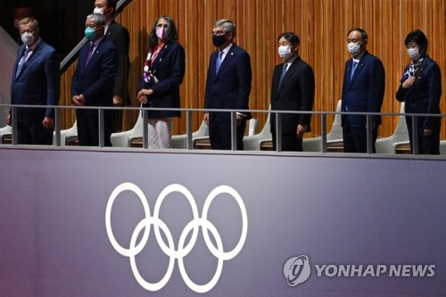 올림픽 개막식에 참석하는 나루히토 일왕과 스가 일본 총리