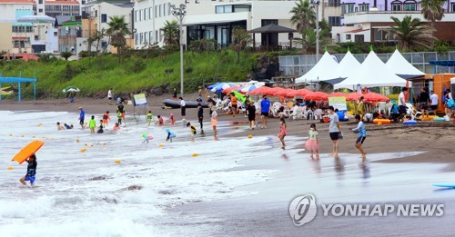 흐린 날씨 속 제주 해수욕장