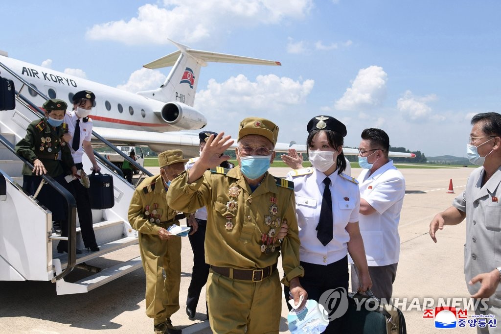 North Korea's war veterans arrive in Pyongyang on July 25, 2021, to attend a national conference to celebrate the 68th anniversary of the Korean War armistice on July 27, in this photo released by the North's official Korean Central News Agency. The North calls the 1950-53 war the Fatherland Liberation War and designated the armistice signing date as Victory Day. (For Use Only in the Republic of Korea. No Redistribution) (Yonhap)