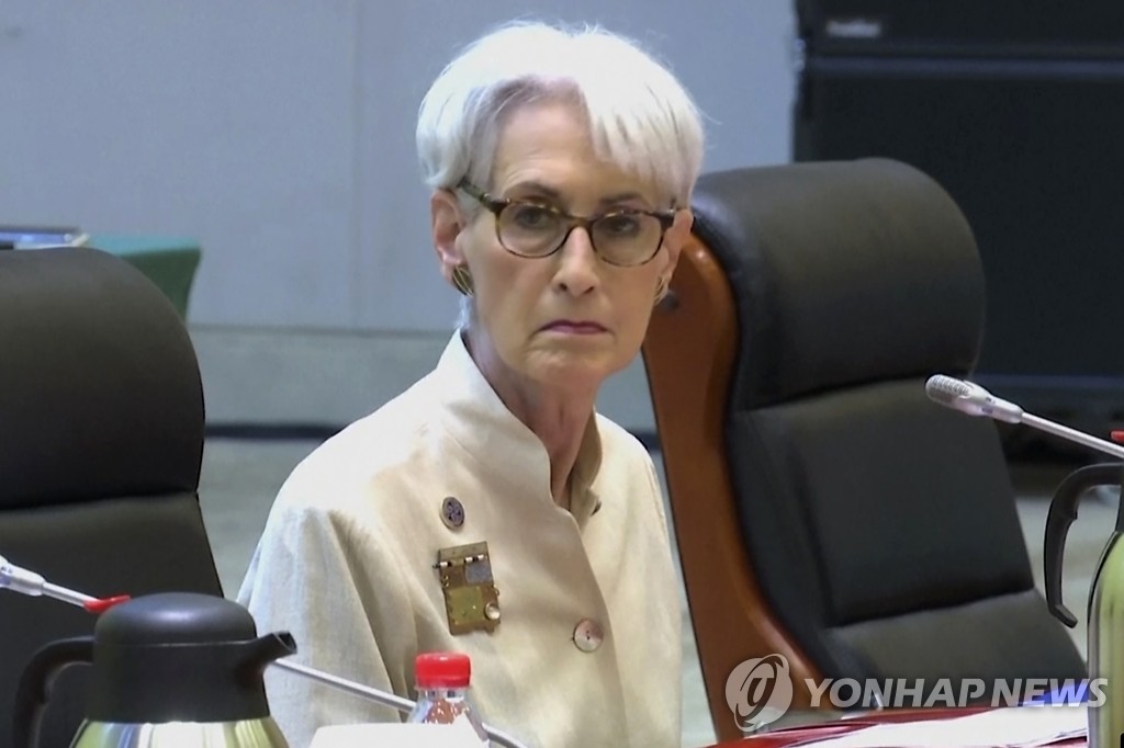 셰펑 중국 부부장과 회담하는 셔먼 미 부장관