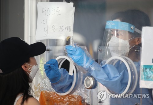 검체 채취하는 의료진