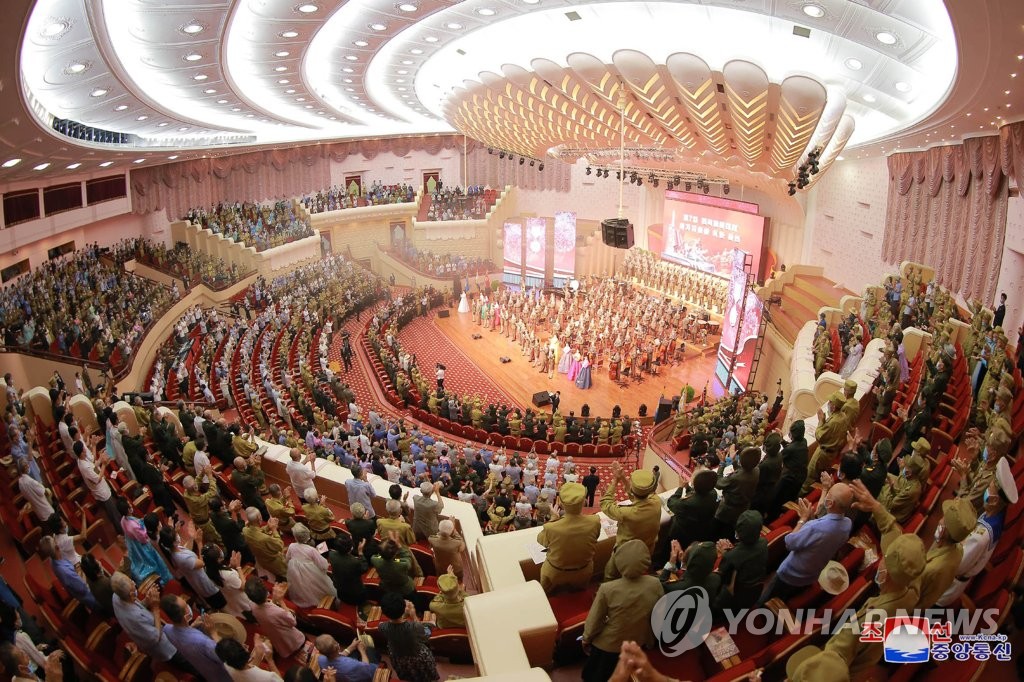 공연 관람하는 '제7차 전국노병대회' 참가자들