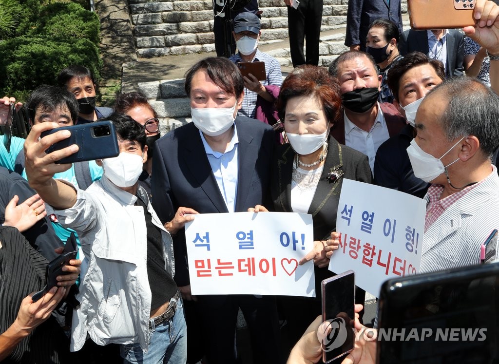 지지자들과 기념 촬영을 하는 윤석열 전 검찰총장