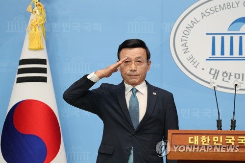 대선 출마선언에 앞서 거수경례하는 심동보 예비역 해군 준장