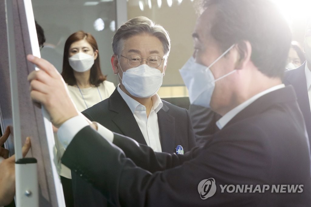 이낙연 전 대표 바라보는 이재명 경기도지사
