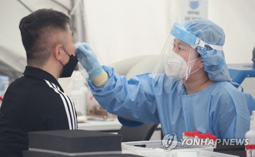 검체 검사하는 의료진