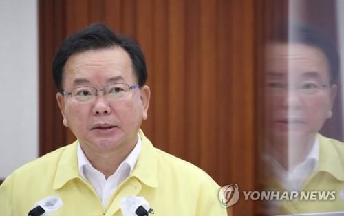 Le Premier ministre Kim Boo-kyum prend la parole lors d'une réunion sur la lutte contre le Covid-19 dans le complexe gouvernemental à Séoul, le 30 juillet 2021.