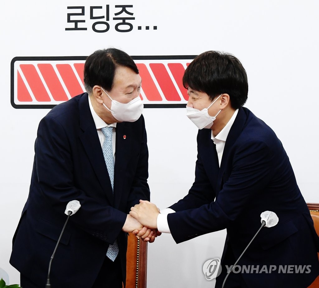 인사하는 국민의힘 이준석-윤석열