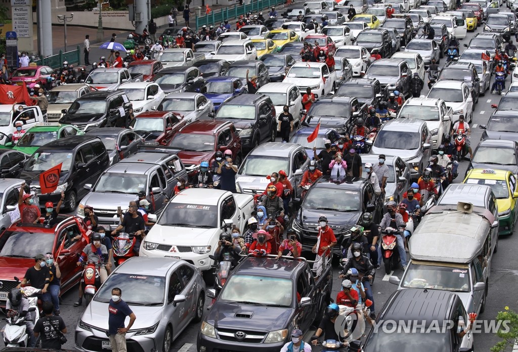 총리 퇴진 요구하며 차량 시위 벌이는 태국인들