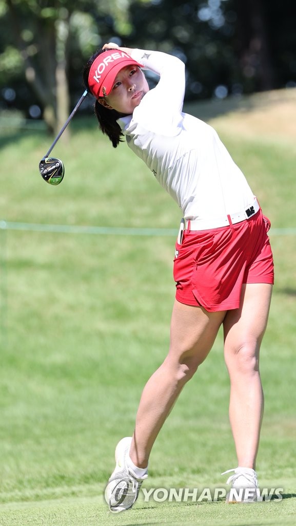 Ko Jin-young of South Korea tees off on the 15th hole during the second round of the Tokyo Olympic women's golf tournament at Kasumigaseki Country Club in Saitama, Japan, on Aug. 5, 2021. (Yonhap)