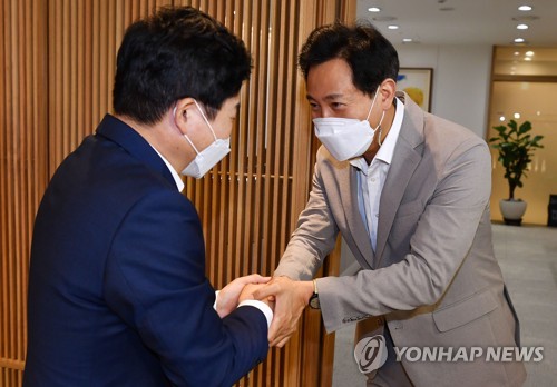 오세훈 서울시장과 악수하는 원희룡 예비후보