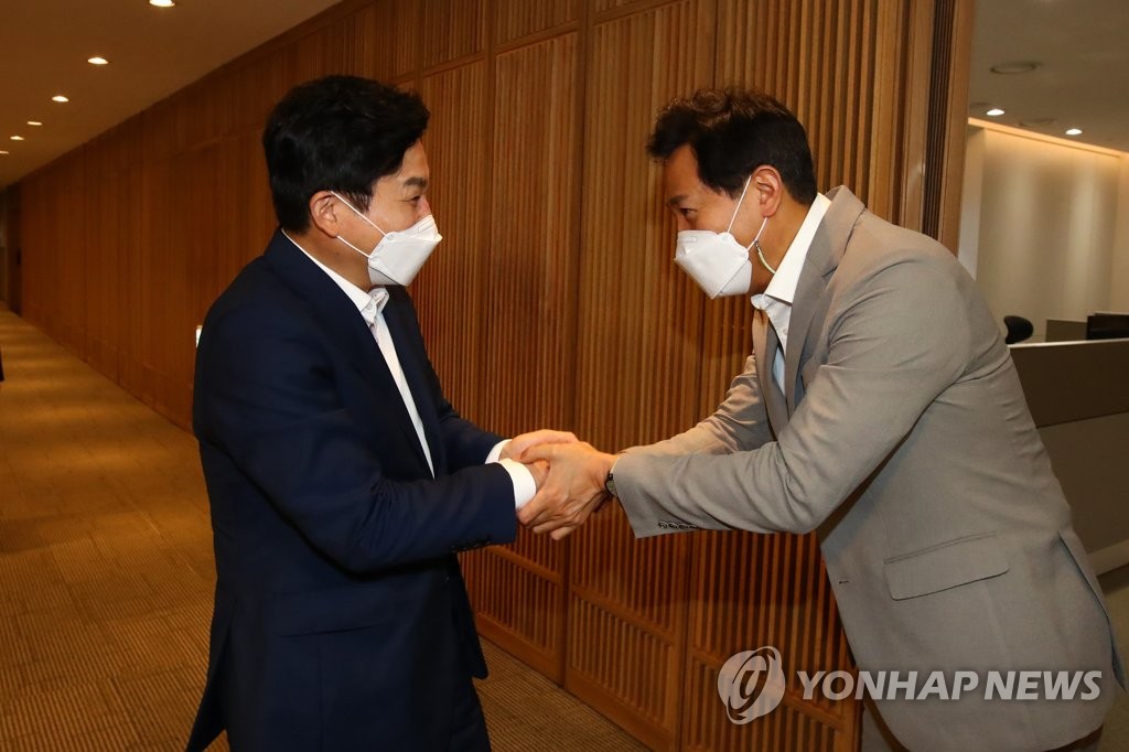 오세훈 서울시장과 악수하는 원희룡 예비후보