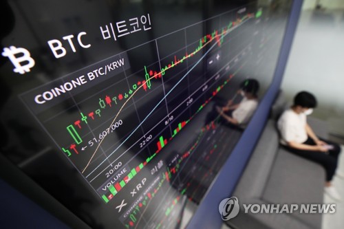 (서울=연합뉴스) 강민지 기자 = 비트코인 가격이 상승세를 보인 10일 오후 서울 용산구 코인원 고객센터에 비트코인 등 가상화폐 시세가 표시되고 있다. 2021.8.10 mjkang@yna.co.kr